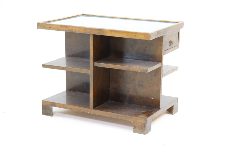 Rökbord, en låda, björk/glas.