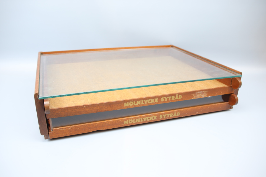 Displaylåda för sytråd, trä/glas, märkt "Mölnlycke Sytråd", 1900-tal.