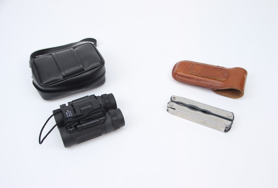 Multiverktyg, Leatherman Kick, samt kikare, 8x21.