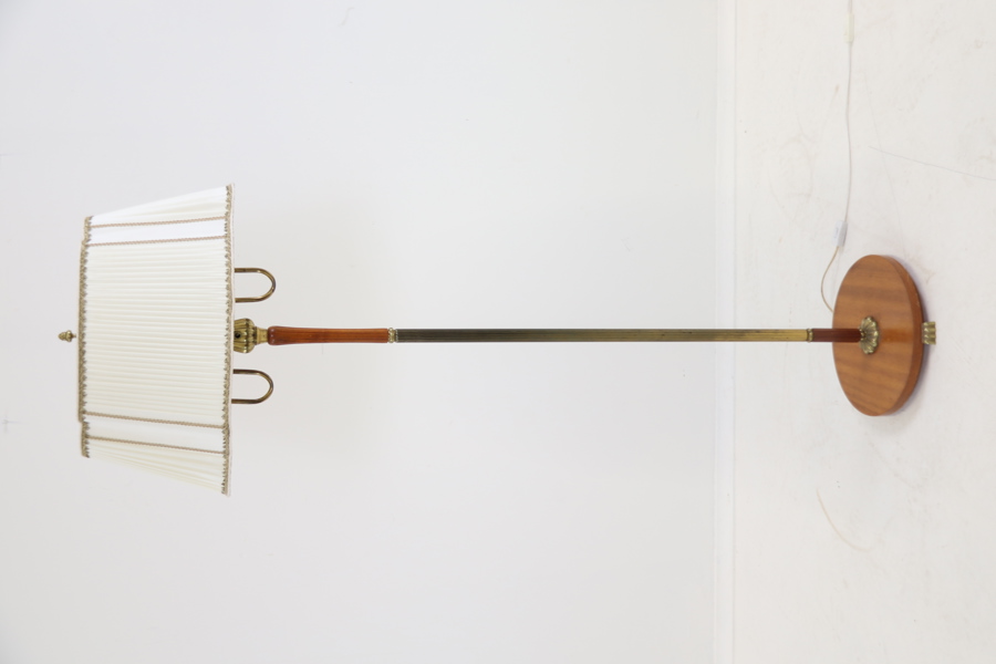 Golvlampa, 2 ljuspunkter, trä/metall.