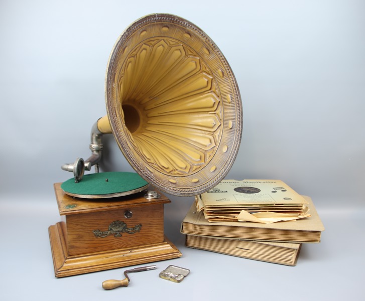 Trattgrammofon och stenkakor, ett parti.