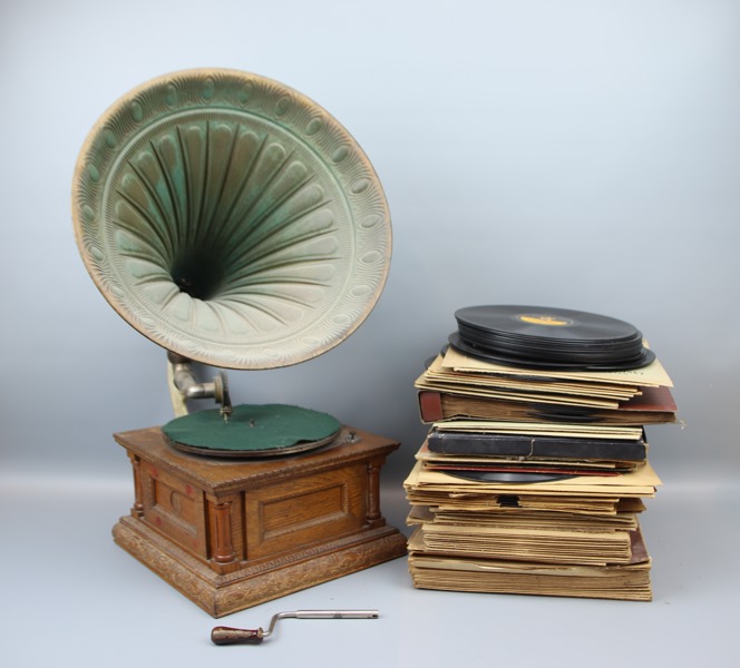 Trattgrammofon och stenkakor, ett parti.