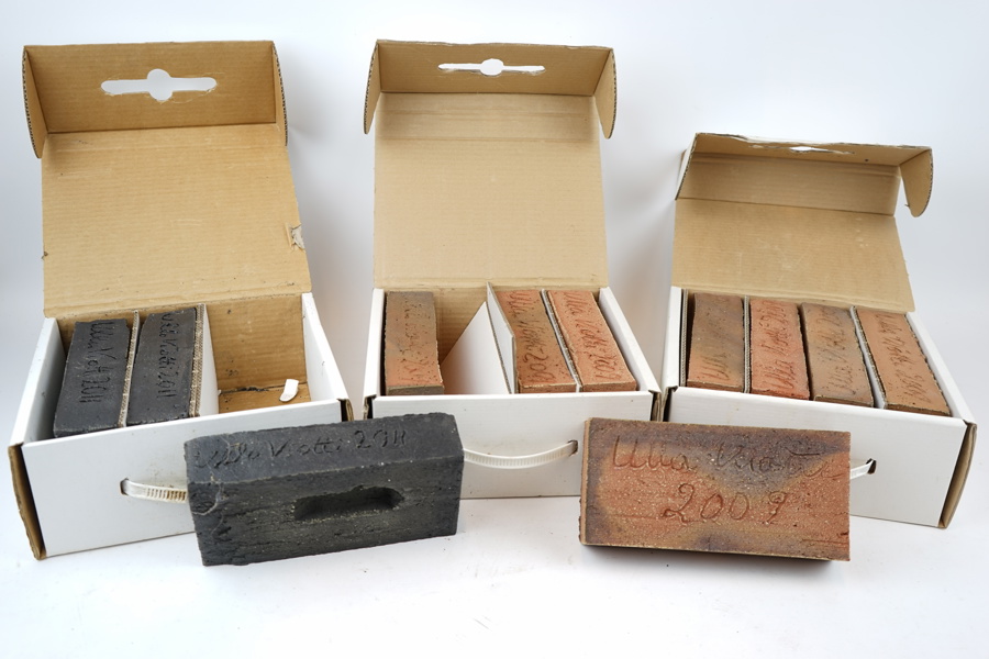 Ulla Viotti, tegelstenar, 11 st, keramik, signerade, daterade 2009 och. 2011.