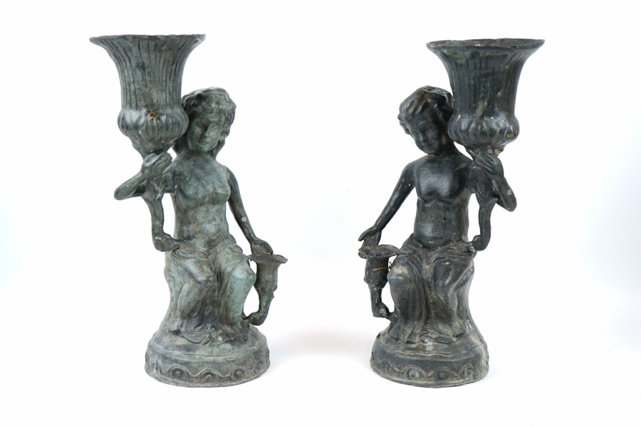 Blomsterurnor, ett par, patinerad metall.