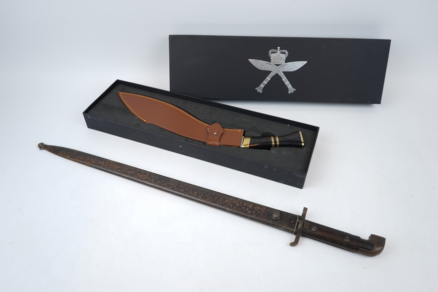 Gurkhakniv och bajonett, med fodral.