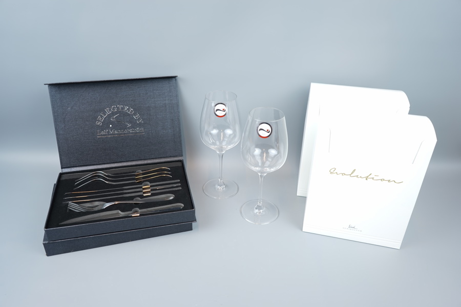 Bestick, 16 st, Selected by Leif Mannerström, vinglas, 4 st, Eisch.