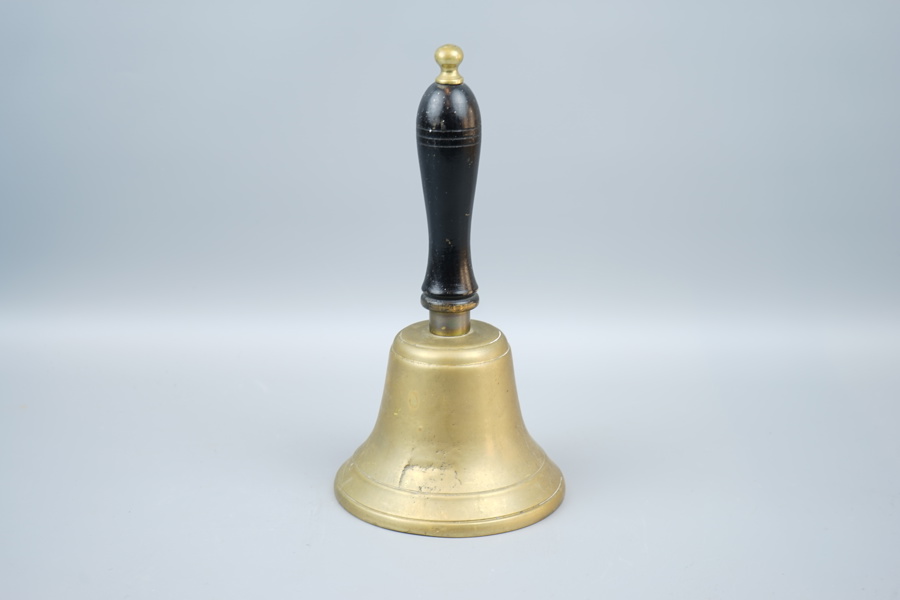 Skolklocka, mässing/trä.