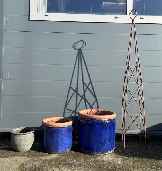 Krukor och spalje, 4 delar, keramik/metall.