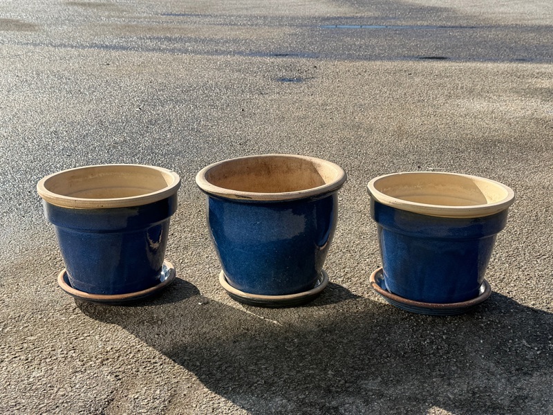 Krukor, 3 st, med krukfat, keramik.