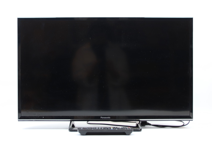 Smart-TV, 32 tum, Panasonic TX-32FS503E, med fjärrkontroll.