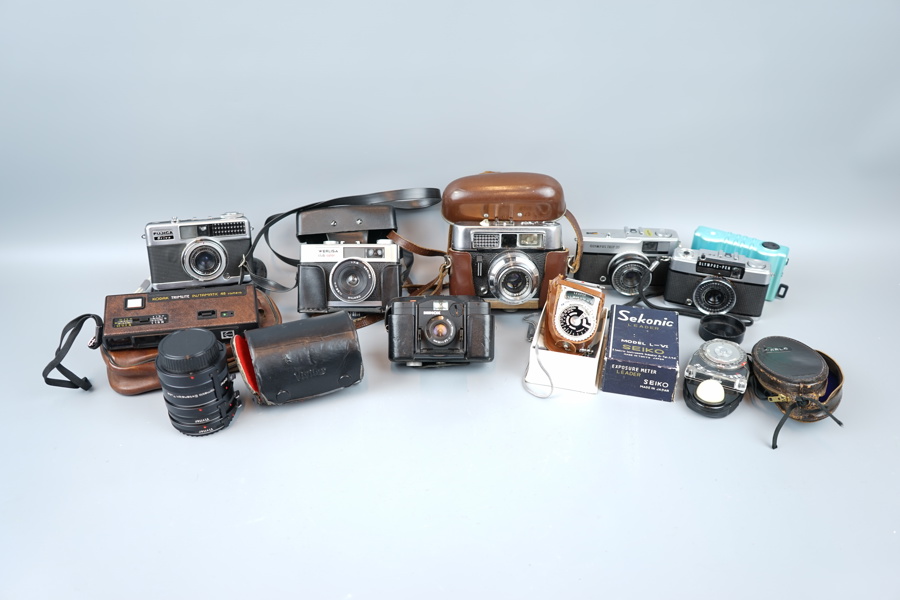 Kameror samt tillbehör, 11 delar, bl.a Kodak.