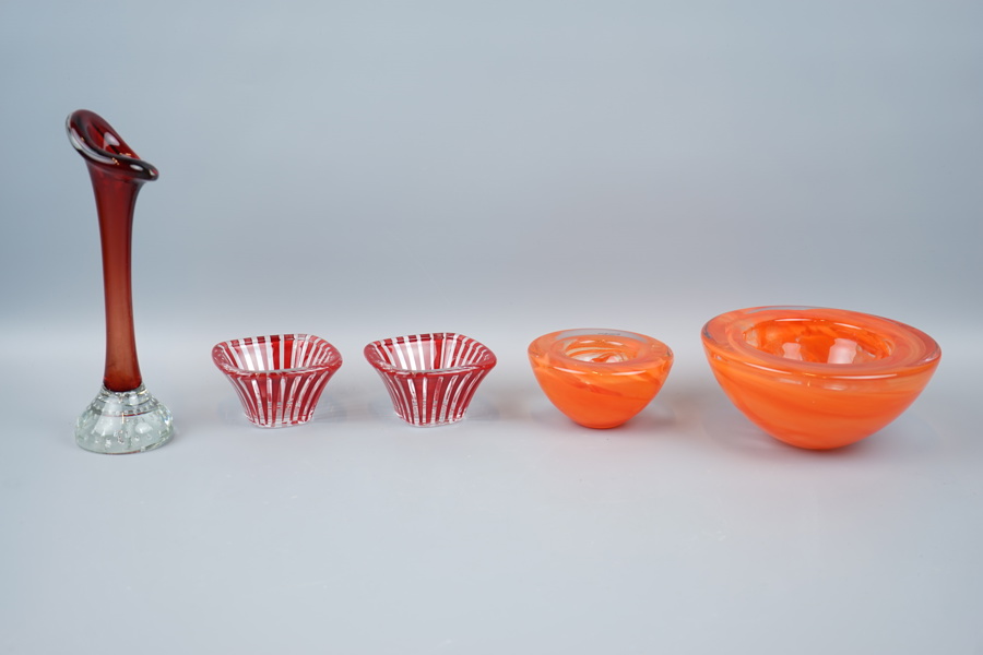 Skålar och vas, 4+1, glas, bl.a Kosta Boda och Nybro.