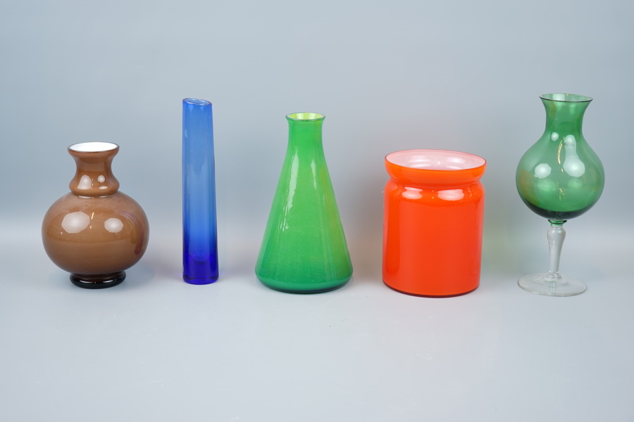 Vaser, 5 st, glas, bl.a Åseda Glasbruk.