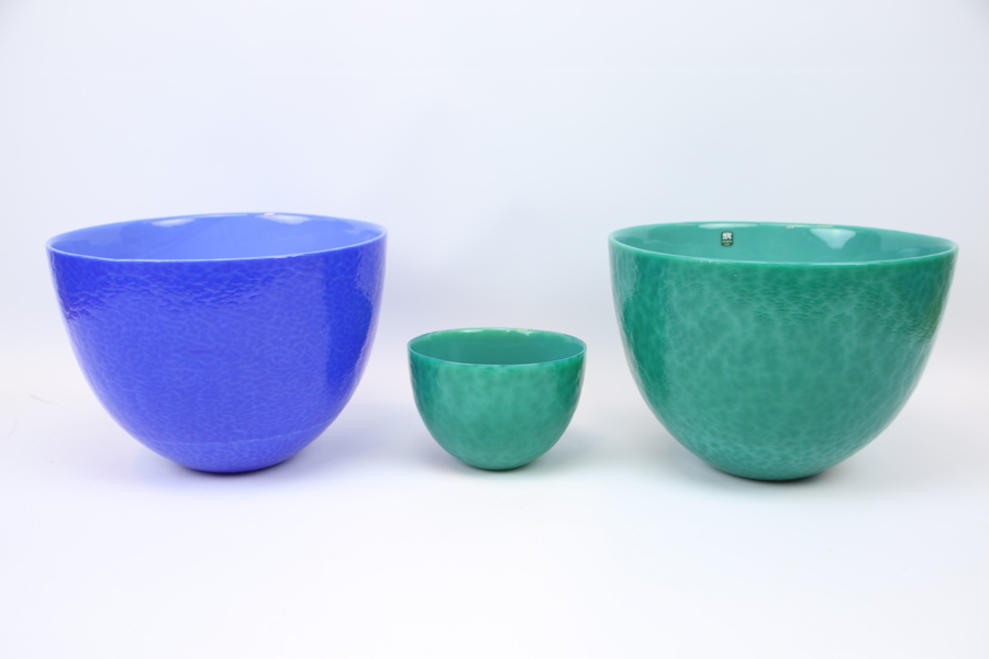 Eva Englund, skålar, 3 st, glas, "Indigo" och "Malakit", Målerås.
