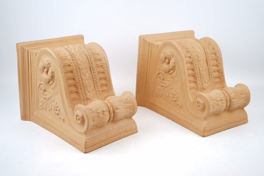 Trädgårdsdekorationer/konsoler, ett par, terrakotta, Impruneta, Florence, Italien.