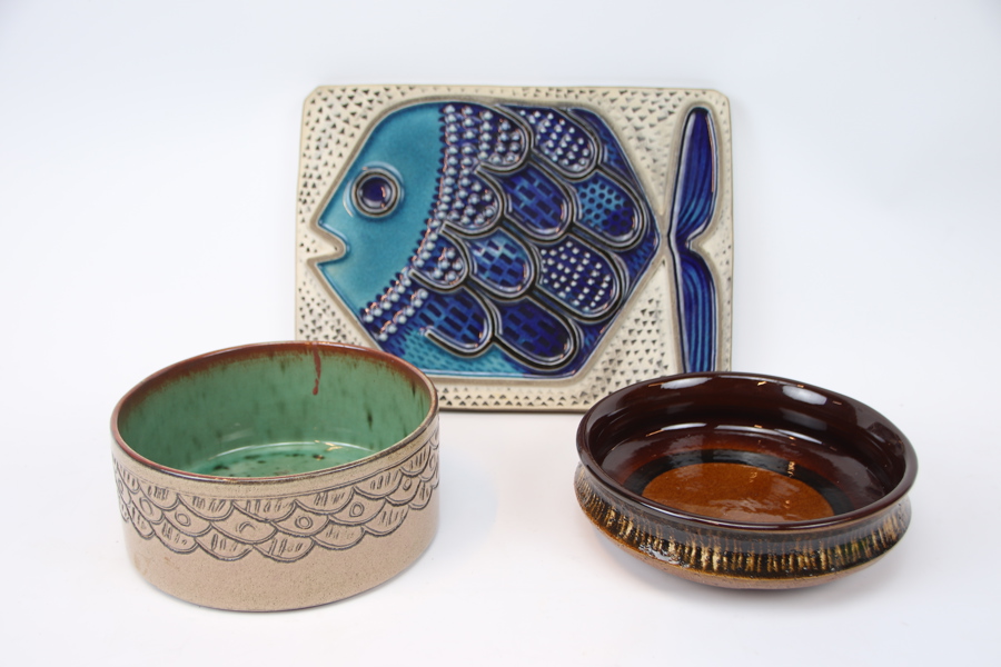 Skålar och väggrelief, keramik, bl.a Mari Simmulson, Upsala Ekeby.