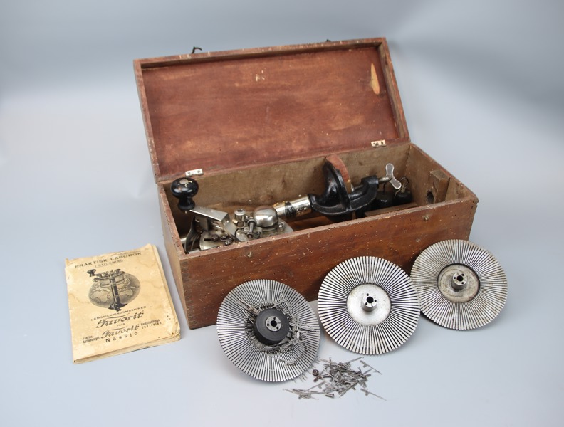 Hemstickningsmaskin, "Favorit", med tillbehör.