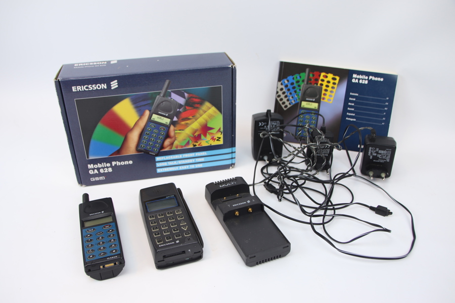 Mobiltelefoner, 2 st, Ericsson GA628 och GH198, samt tillbehör.