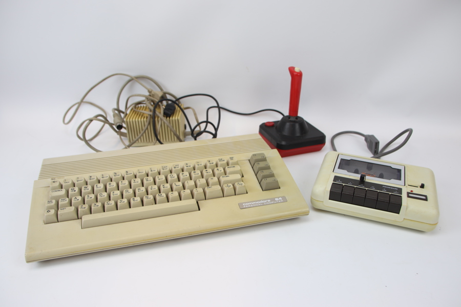 Commodore C64C, hemdator, med tillbehör.