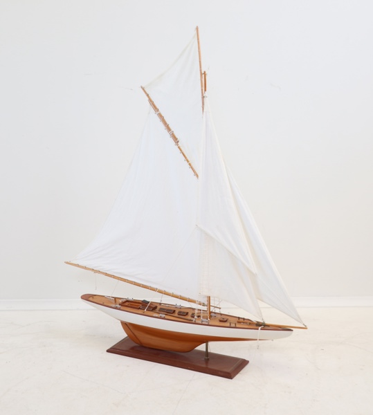 Modellskepp, trä/textil/metall.