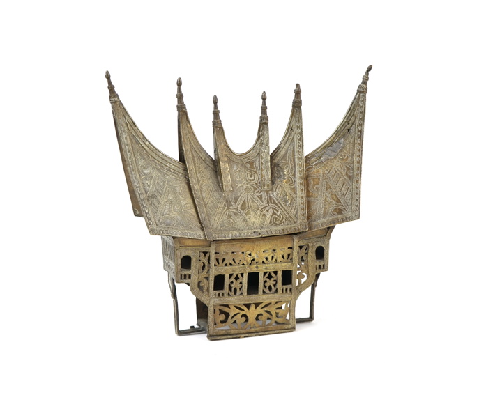 Modell av hus, metall, Indonesien.