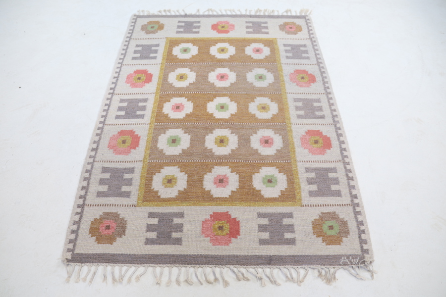 Alice Wallebäck, matta, rölakan, monogramsignerad.