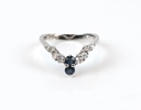 Ring, vit guld (750) 18k med diamanter, 0,16 karat, och safirer.