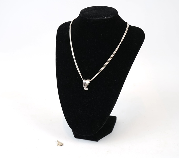 Ormlänk, treradig, med två hängen, sterlingsilver 925.