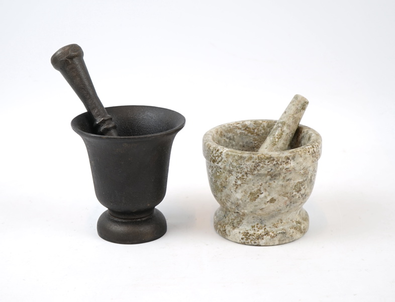 Mortlar med stötar, 2 st,  marmor/gjutjärn.