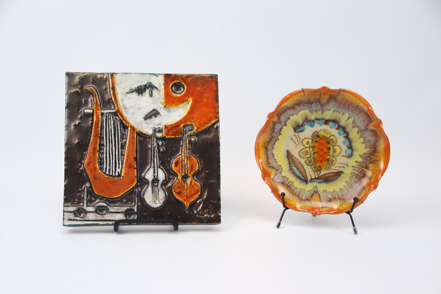 Helmut Schäffenacker, väggrelief, keramik, samt dekorationstallrik, porslin.