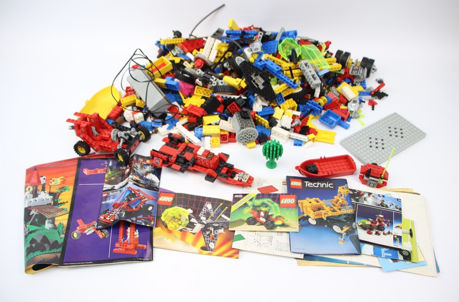 Lego, ett parti, samt ritningar.