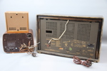 Radioapparater och högtalare, 3 delar, trä, bl.a Milano Blaupunkt 2225.