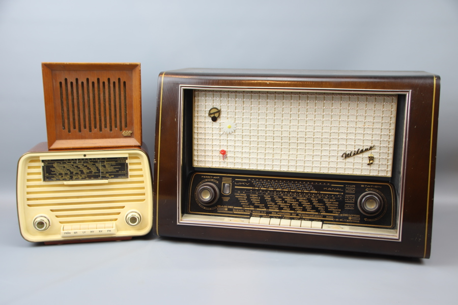 Radioapparater och högtalare, 3 delar, trä, bl.a Milano Blaupunkt 2225.