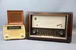 Radioapparater och högtalare, 3 delar, trä, bl.a Milano Blaupunkt 2225.