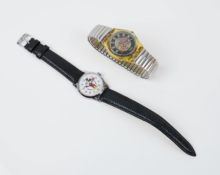 Armbandsur, 2 st, Musse Pigg, Disney och Swatch Red Line.