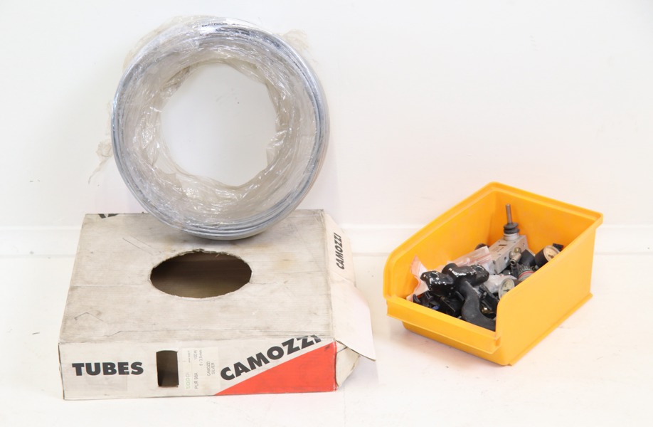 Luftslang, kopplingar m.m, ett parti.