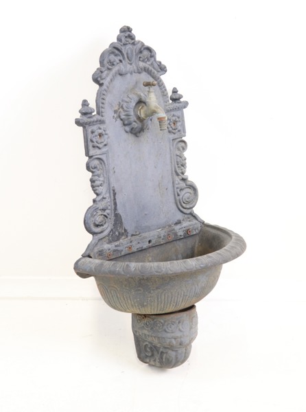 Väggfontän, gjutjärn.