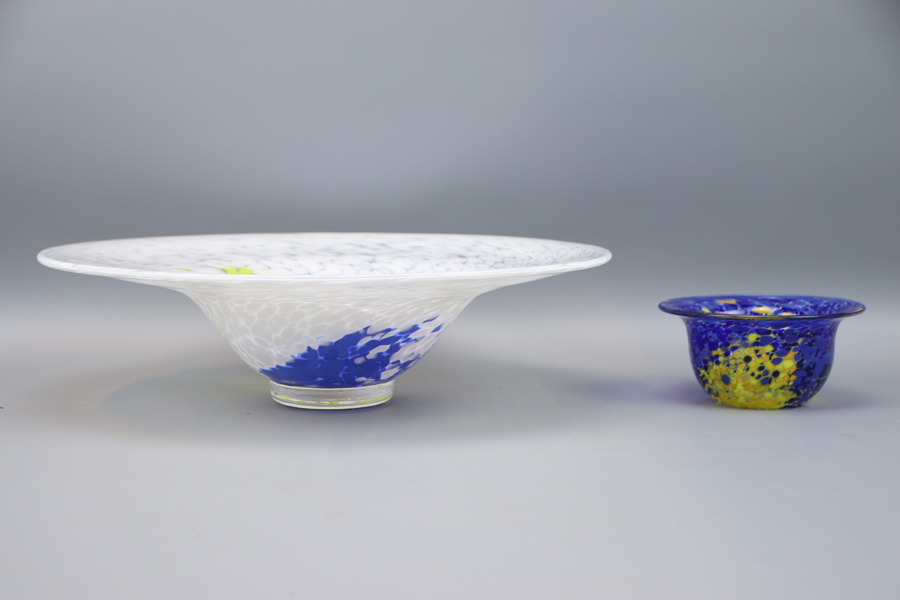 Skålfat och skål, glas, Håveruds Glasbruk och Ulrica Hydman Vallien, Boda.