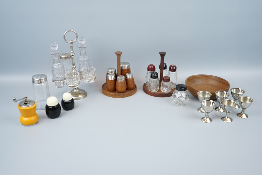 Kryddset m.m, ett parti, glas/metall/teak/plast.