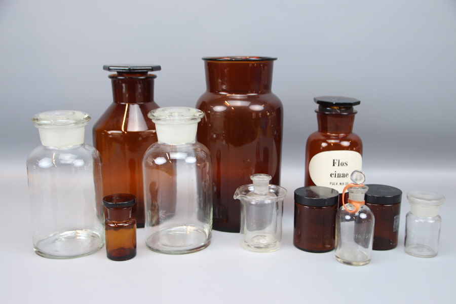 Medicinflaskor m.m, 11 delar, glas.