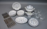 Villeroy & Boch, matservis för barn, 17 delar, porslin, samt bestick och glas, 18 delar.