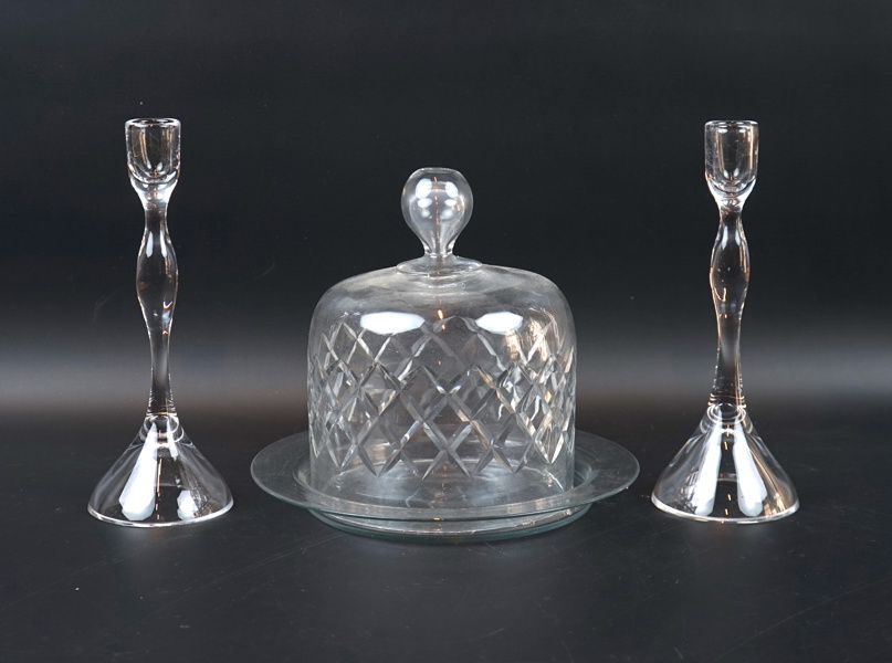 Ostkupa och ljusstakar, 3 delar, glas, bl.a Vicke Lindstrand.