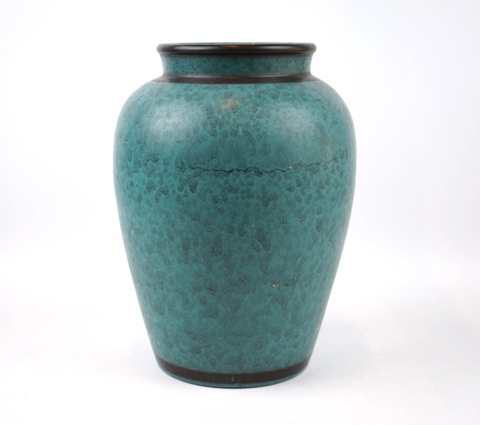 Golvvas, målad keramik.