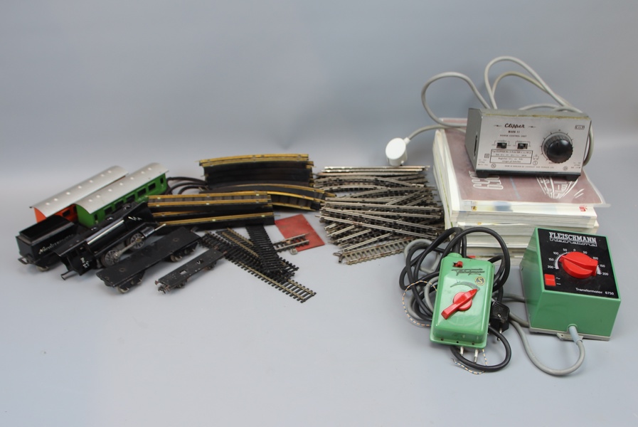 Märklin, tågbana med tåg, samt kataloger, ett parti.