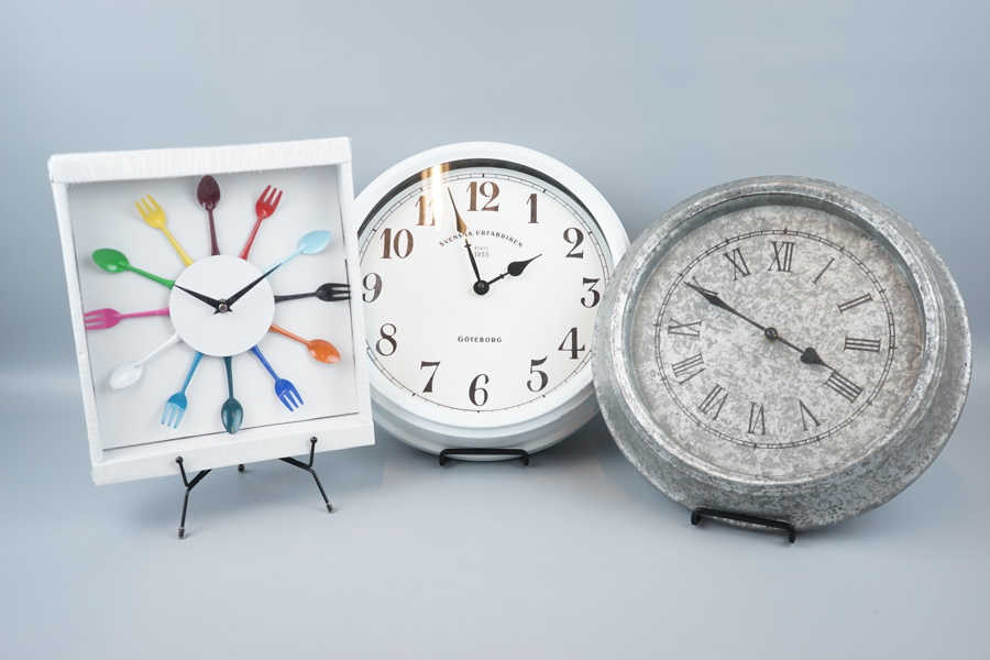 Väggur, 3 st, metall/plast/glas, bl.a Svenska Urfabriken.