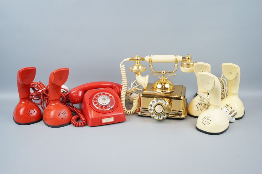 Telefoner, 7 st, plast, bl.a Kobratelefoner.
