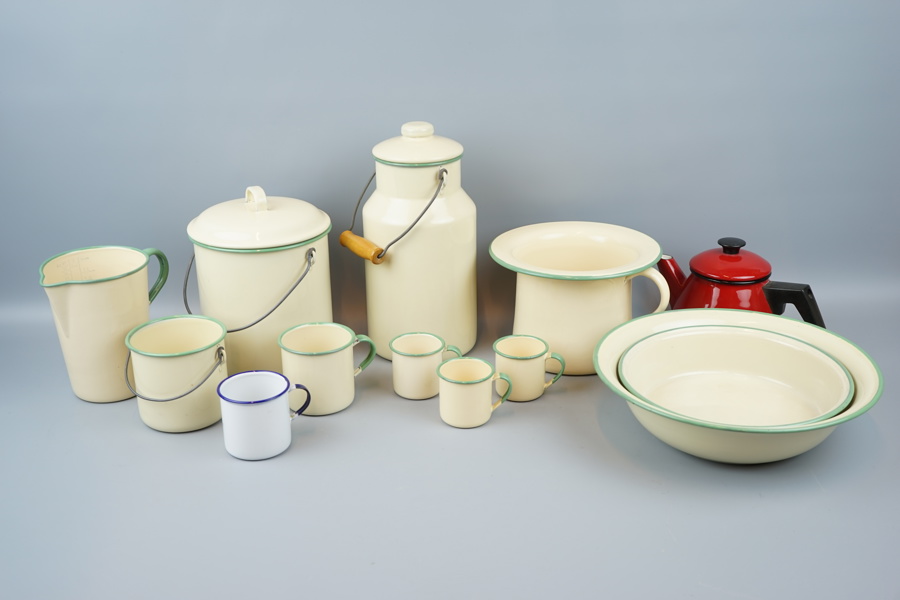 Muggar m.m, 13 st, emaljerat, bl.a Kockums.