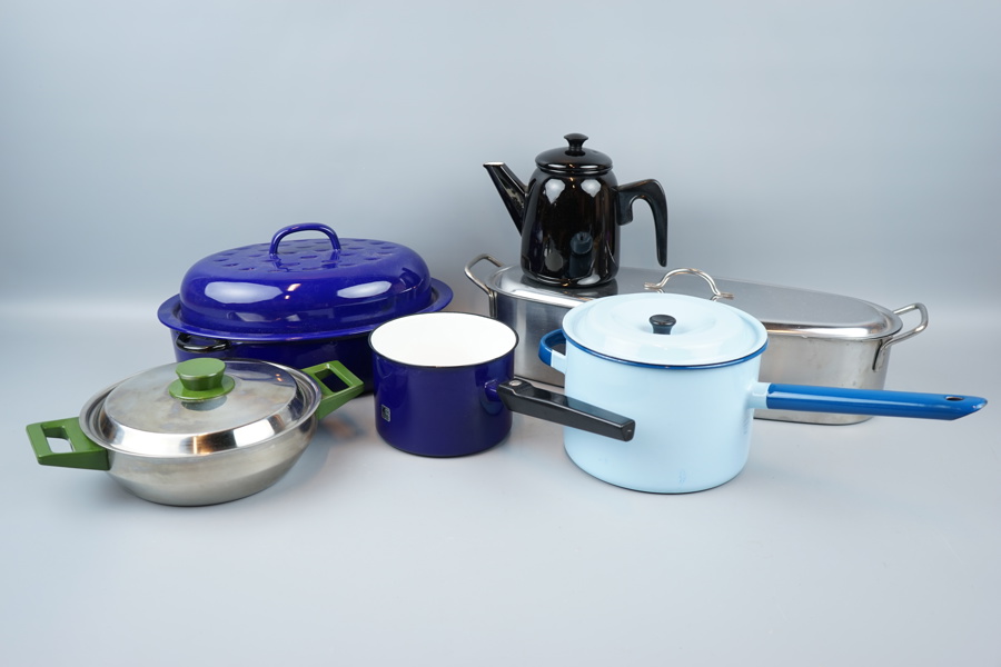 Grytor m.m, 6 delar, metall, delvis emaljerat, bl.a Kockums.