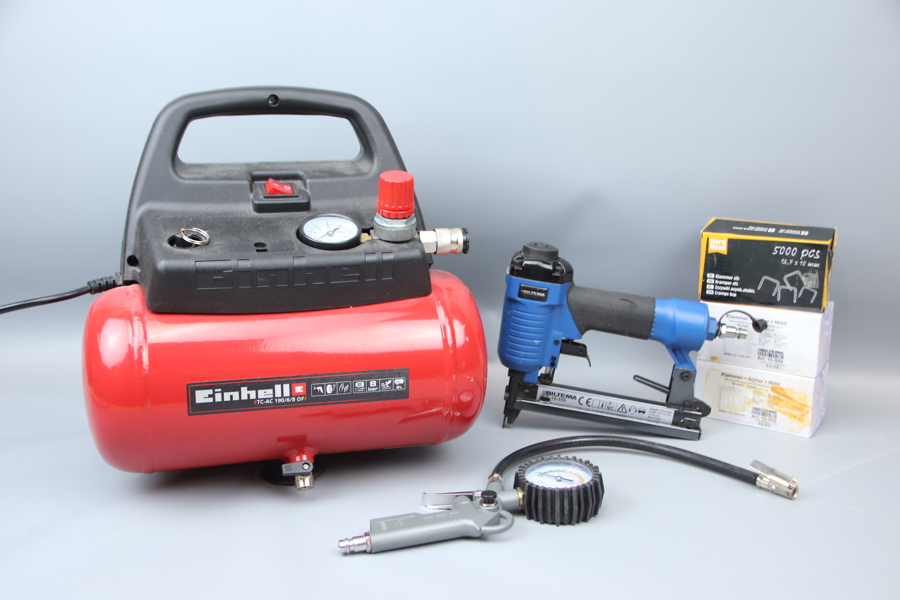 Kompressor, Einhell, och klammerpistol, Biltema, samt tillbehör.