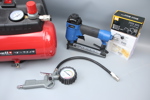 Kompressor, Einhell, och klammerpistol, Biltema, samt tillbehör.